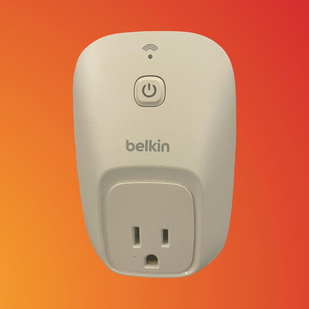 Belkin WeMo Wi-Fi Smart Plug Switch Model F7C027 White Compact Smart Home